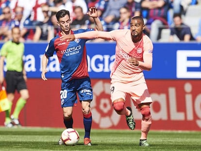 Boateng disputa el balón con Anor en el Huesca-Barcelona.