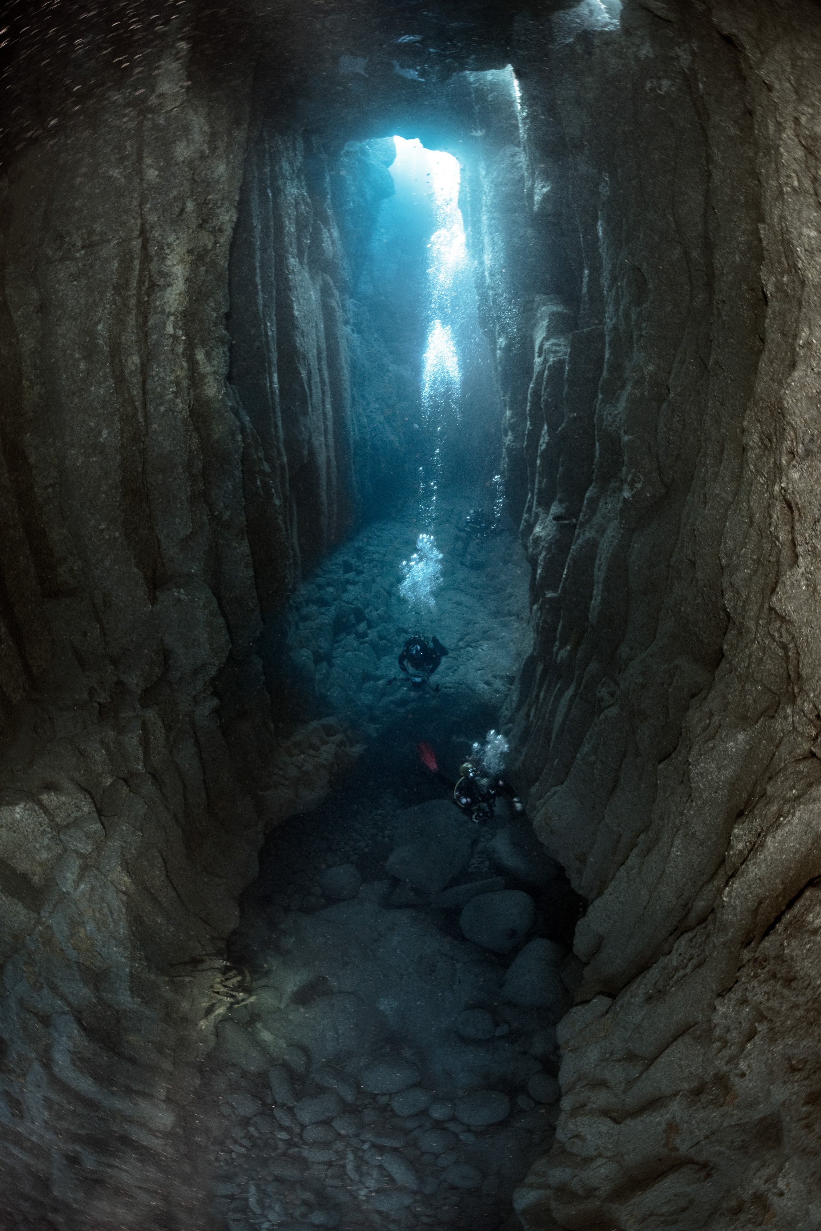 El interior del Tubo de Garachico, una cueva en el océano Atlántico en aguas tinerfeñas.