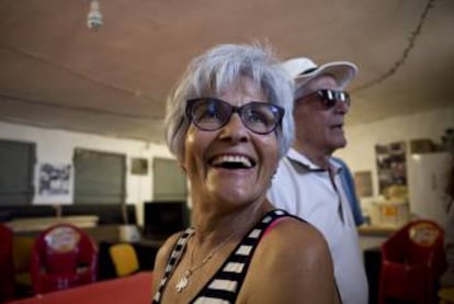 Soledad Cobos y su marido, José Antonio Canedo, delineante ferroviario  jubilado, en el local de la asociación de vecinos de Monfragüe.