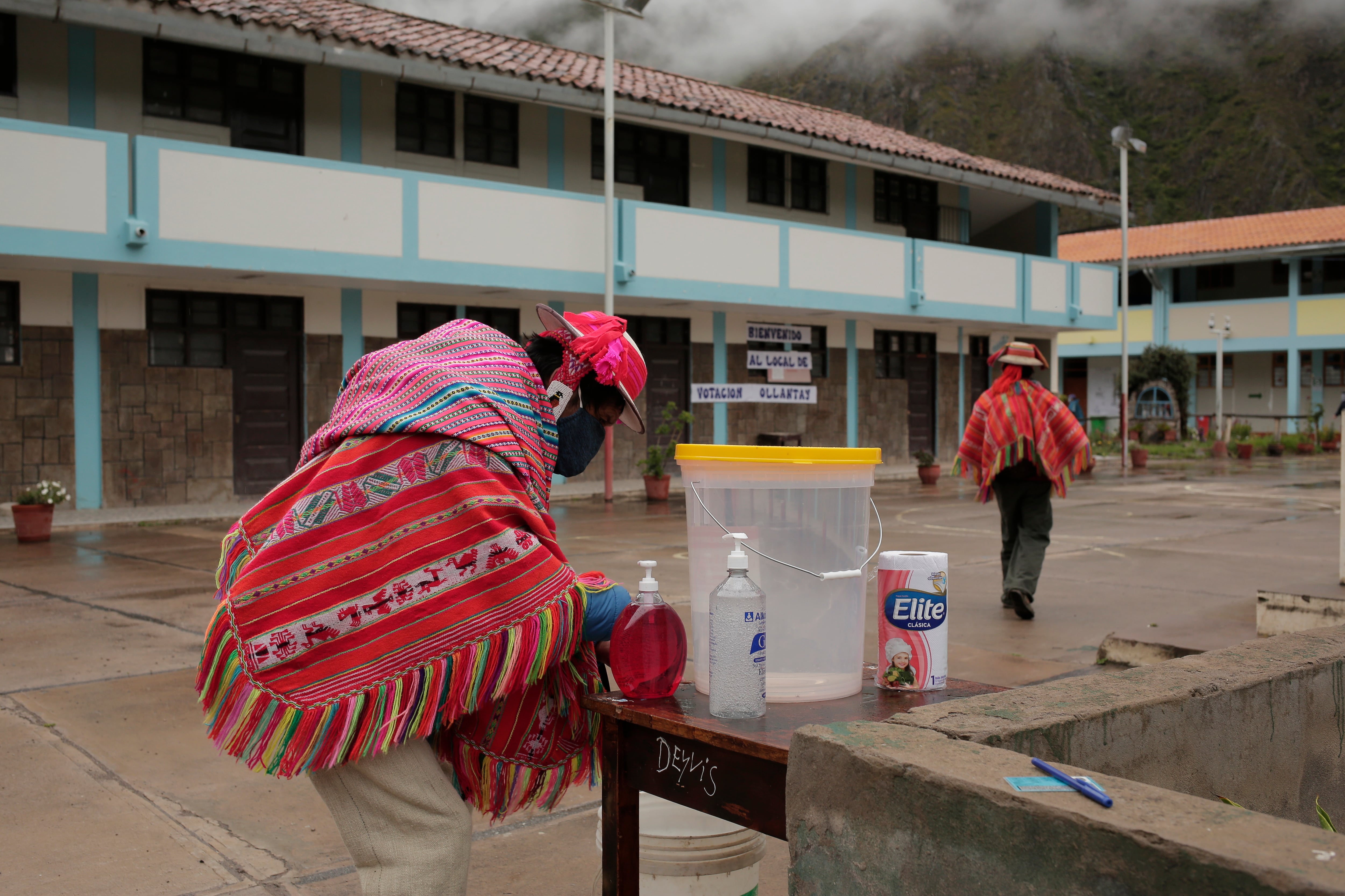 El segundo puesto para la vuelta final en las elecciones de Perú se dirime en los tribunales