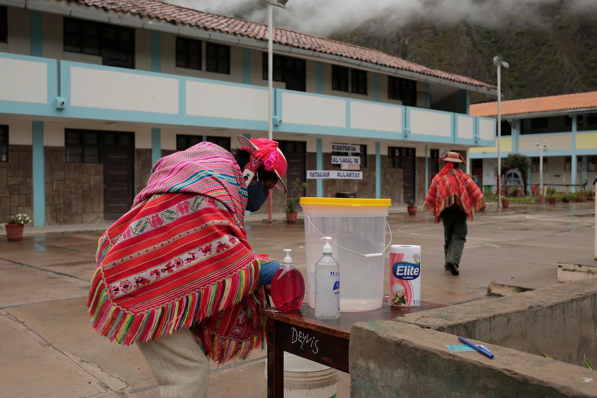 El segundo puesto para la vuelta final en las elecciones de Perú se dirime en los tribunales