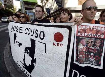 Algunos de los asistentes a la protesta frente a la Embajada estadounidense.