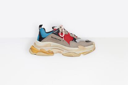 Las zapatillas feas. Las triple S de Balenciaga han sido las más codiciadas pero también hemos visto modelos más discretos como las Disruptor de Fila o las Nike M2K Tekno. Las ugly, combinadas con un vestido largo de gasa, es el look del año. ¿Lo mejor? Su silueta, entre ortopédica y futurista, tiene versiones en todas las gamas de precio posible.