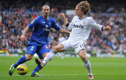 Luka Modric ante Alexis.