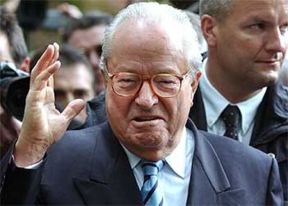 El ultraderechista Jean-Marie Le Pen saluda después de votar en las presidenciales, en mayo de 2002.