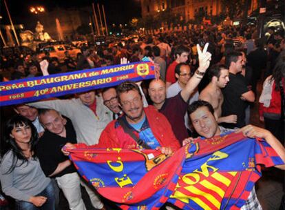 Aficionados del Barcelona celebran en la Cibeles el triunfo sobre el Manchester.