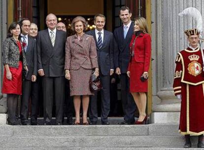 Los Reyes, los Príncipes y el jefe del Gobierno, con los presidentes del Congreso, Senado, Tribunal Constitucional y Tribunal Supremo.