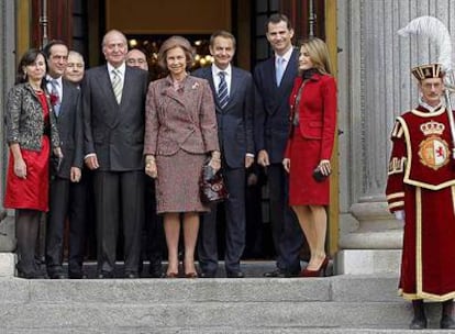 Los Reyes, los Príncipes y el jefe del Gobierno, con los presidentes del Congreso, Senado, Tribunal Constitucional y Tribunal Supremo.