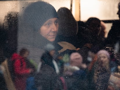 Irpin (Ukraine), 03/03/2022.- A woman, seen through the window of a bus, looks on during the evacuation of civilians to Kiev, carried by territorial defense fighters, in the small city of Irpin, near Kiev, Ukraine, 03 March 2022. According to the United Nations High Commissioner for Refugees (UNHCR), the military offensive in Ukraine has caused destruction of civilian infrastructure and civilian casualties, driving thousands of people from their homes seeking safety and assistance. Russian troops entered Ukraine on 24 February prompting the country's president to declare martial law. (Rusia, Ucrania, Estados Unidos) EFE/EPA/MIKHAIL PALINCHAK
