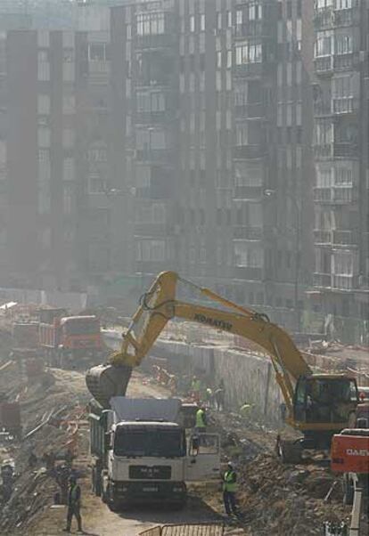 Una nube de polvo difuminaba ayer los edificios próximos a las obras de la M-30 junto al Manzanares.