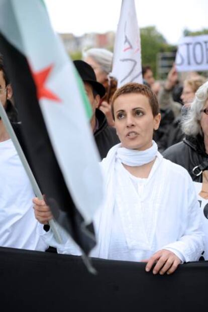 Fadua Suleim&aacute;n, durante una protesta de la oposici&oacute;n siria en Par&iacute;s en 2012.