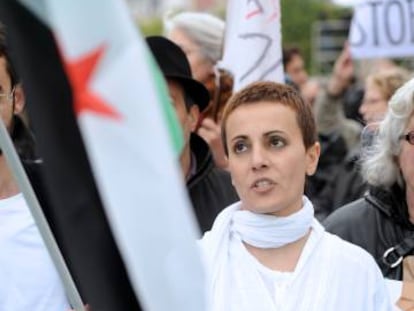Fadua Suleim&aacute;n, durante una protesta de la oposici&oacute;n siria en Par&iacute;s en 2012.