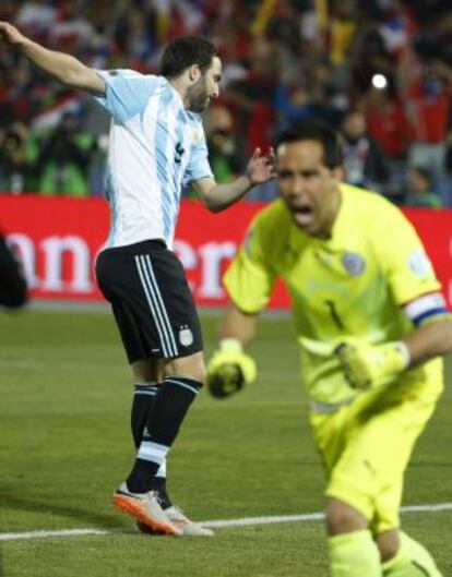 Higuaín falla ante Bravo