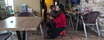 Concha regenta el bar del municipio, donde los vecinos se juntan a cenar cada jueves.