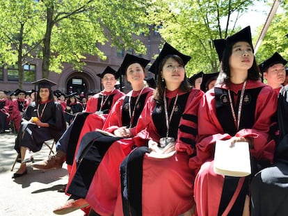 Estudiantes de la Universidad de Harvard el pasado mayo durante una entrega de diplomas.