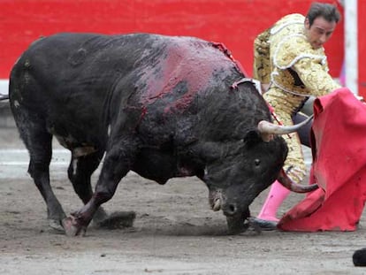 Enrique Ponce, en su segundo toro de la tarde.