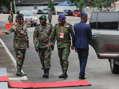 Militares de la Cedeao llegan a la reunión de los jefes de Estado Mayor en el cuartel general de las Fuerzas Armadas de Ghana en Accra, este 17 de agosto.