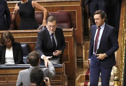 El presidente de Ciudadanos, Albert Rivera, saluda al presidente del Gobierno en funciones, Mariano Rajoy, en el Congreso de los Diputados.