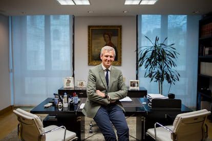 Alfonso Rueda, sentado sobre la mesa en su despacho.