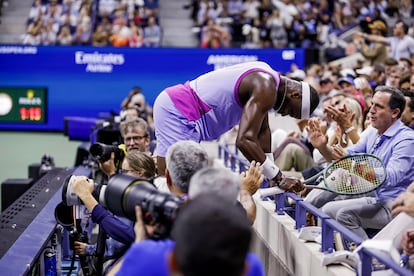 Tiafoe, entre los fotógrafos al intentar cazar una bola.