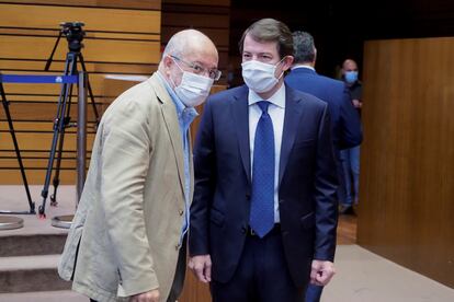 El vicepresidente de la Junta de Castilla y León, Francisco Igea (i), conversa con el presidente, Alfonso Fernandez Mañueco (d), al inicio del pleno de debate del Estado de la Región en Valladolid este martes.