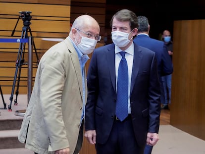 El vicepresidente de la Junta de Castilla y León, Francisco Igea (i), conversa con el presidente, Alfonso Fernandez Mañueco (d), al inicio del pleno de debate del Estado de la Región en Valladolid este martes.