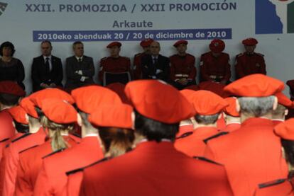 Rodolfo Ares, al fondo en el centro, preside un acto de la Ertzaintza celebrado el pasado mes de diciembre en Vitoria.