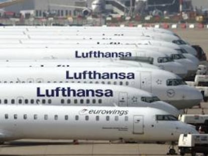 Aviones de Lufthansa permanecen aparcados en la pista del aeropuerto de Düsseldorf (Alemania) hoy, lunes 22 de abril de 2013.