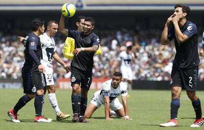 Pineda toma el balón, Alanís recrimina a uno de sus compañeros.