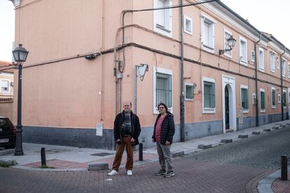 Javier Cuenca, a la derecha, junto a otro vecino de la colonia Boetticher.