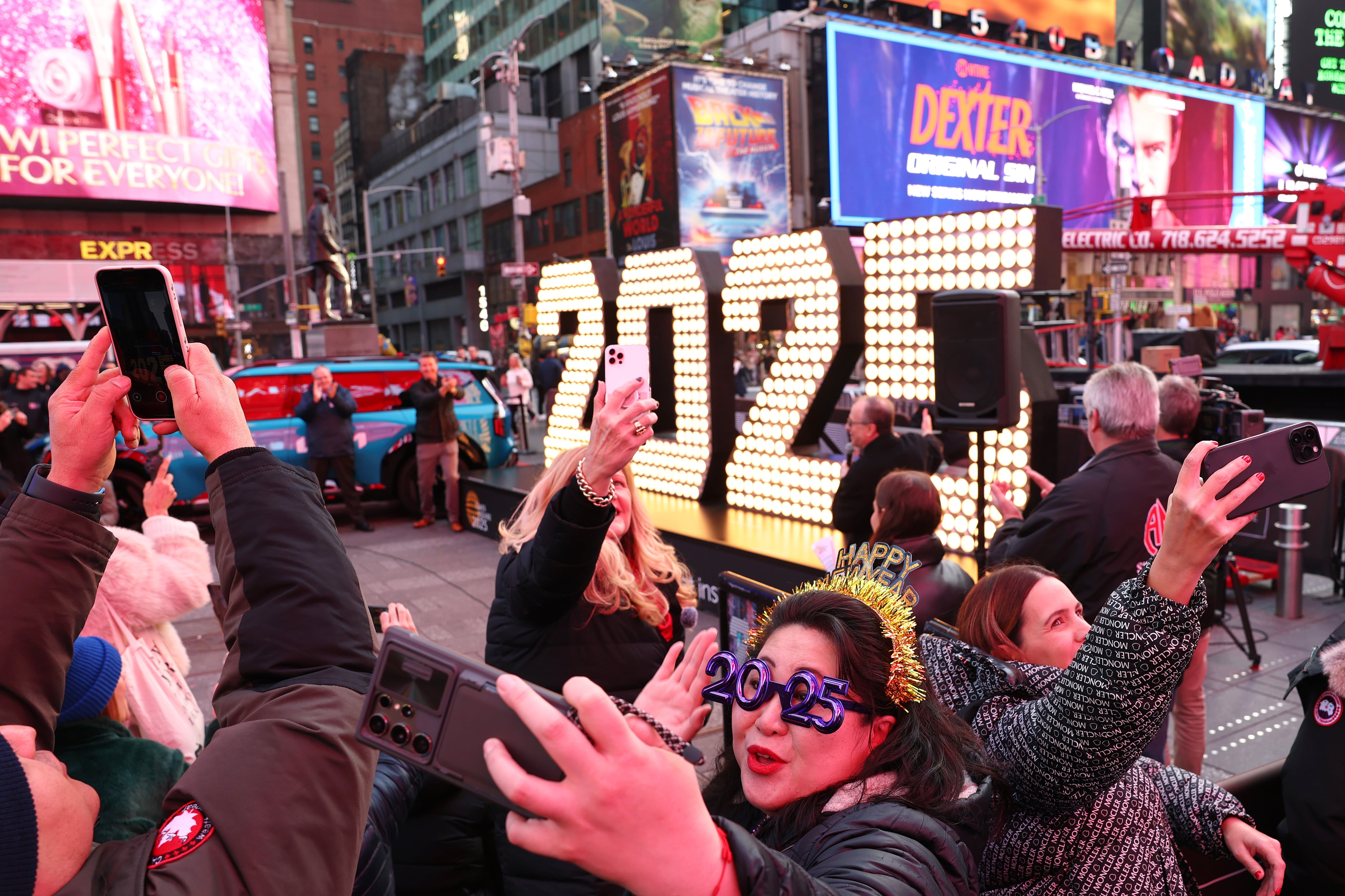 Turistas tomándose un selfie en Times Square (Nueva York).