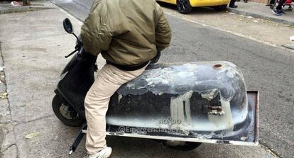Imagen cedida por la Policía Local de Sevilla que han interceptado al conductor de un ciclomotor que transportaba una bañera.