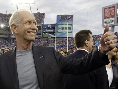 El piloto Chesley Sully Sullenberger, en la Superbowl.