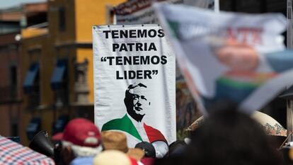 Simpatizantes de López Obrador cargan un cartel en favor del presidente, durante una manifestación en el centro de Ciudad de México, el 27 de febrero de 2022.
