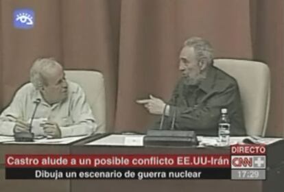 Castro (izda), durante la sesión de la Asamblea, junto al presidente de la Cámara, Ricardo Alarcón