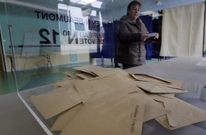 Una mujer vota en la segunda vuelta de las elecciones cantonales en Francia.