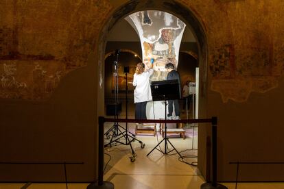 Les restauradores del MNAC treballen amb frescos de l'església de Sant Joan de Boí