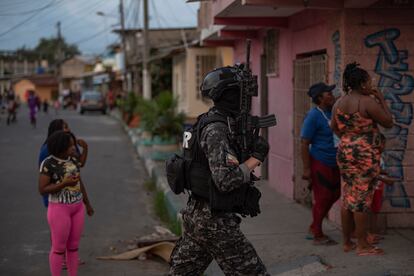 Ante la atenta mirada de varias familias, policías y militares efectúan un operativo en los barrios Isla Piedad y Santa Martha, en Esmeraldas, el 28 de abril de 2023.