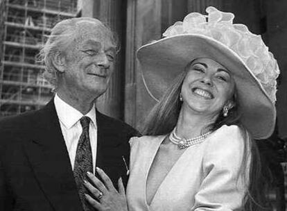 Bienvenida Pérez, con sir Anthony Buck, el día de su boda, en marzo de 1990, pocos días después de dimitir como secretario de Defensa británico.