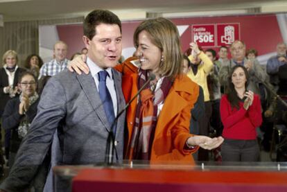 Chacón y el alcalde de Toledo, García Page, ayer en un encuentro con delegados de Castilla-La Mancha.