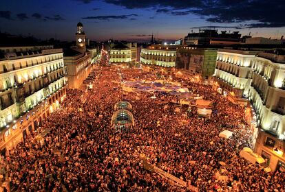 La Puerta del Sol de Madrid, el 20 de mayo de 2011, donde cientos de personas se concentraron en el movimiento 15M.
