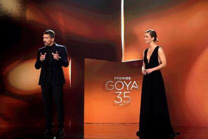 Antonio Banderas y María Casado, los presentadores, durante el comienzo de la gala.