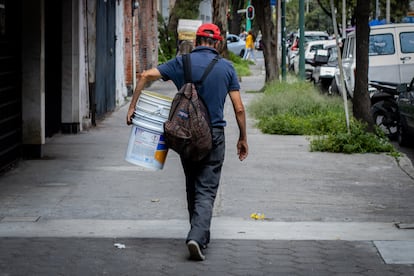 Un franelero termina su turno, en las inmediaciones del Poder Judicial de la Ciudad de México.