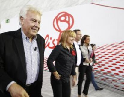 Felipe Gonz&aacute;lez camina junto a Elena Valenciano, ayer en la Conferencia Pol&iacute;tica del PSOE.