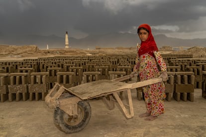 Una niña de 9 años, obligada a trabajar en una fábrica de ladrillos de Kabul.