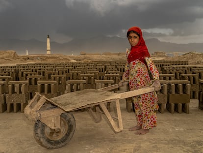 Una niña de 9 años, obligada a trabajar en una fábrica de ladrillos de Kabul.