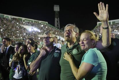 Familiares y trabajadores del equipo de fútbol del Chapecoense durante el homenaje a sus jugadores muertos en el accidente aéreo en Colombia, en el estadio de Arena Condado en Chapeco (Brasil).