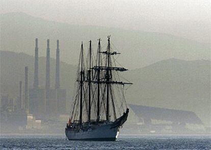 El <i>Juan Sebastián Elcano</i> navegando ayer hacia el puerto de Barcelona, fotografiado desde el patrullero P-34 <i>Alcanada.</i> /