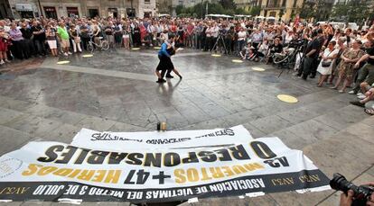 Dos bailarines en un momento del homenaje a las v&iacute;ctimas del accidente de metro de Valencia. 