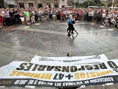 Dos bailarines en un momento del homenaje a las v&iacute;ctimas del accidente de metro de Valencia. 